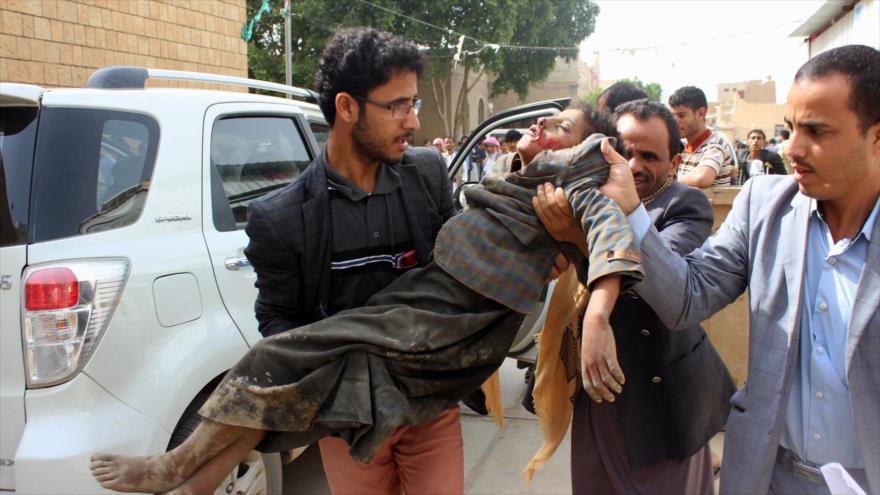 Un hombre yemení traslada a un niño a un hospital tras haber resultado herido en un ataque aéreo saudí en Saada, 9 de agosto de 2018. (Foto: AFP)