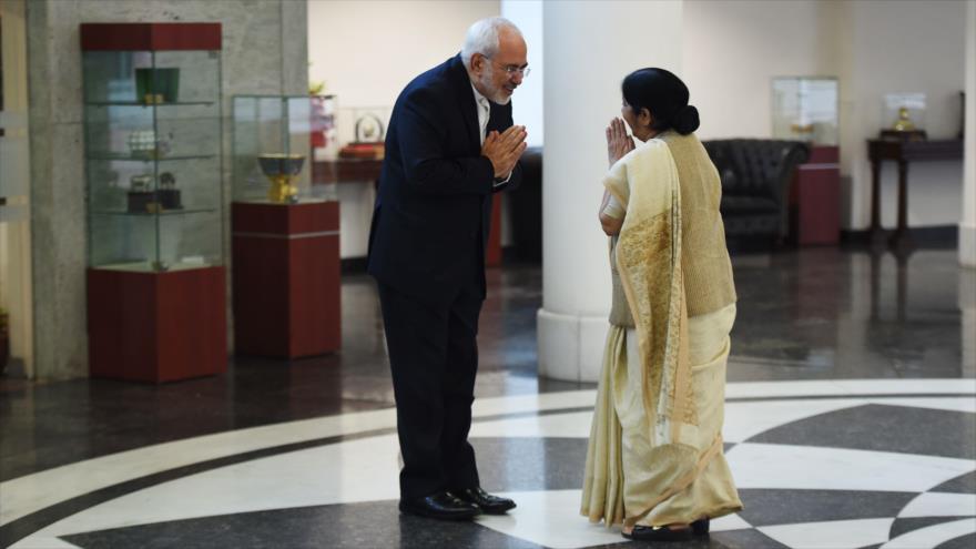 La canciller de La India, Sushma Swaraj, recibe a su par iraní, Mohamad Yavad zarif en Nueva Delhi, 28 de mayo de 2018. (Foto: AFP)