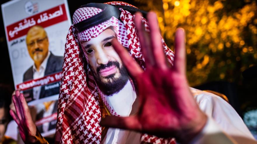 Manifestantes llevan fotos de Jamal Khashoggi y el príncipe saudí Muhamad bin Salman frente al consulado saudí en Estambul, 25 de octubre de 2018.