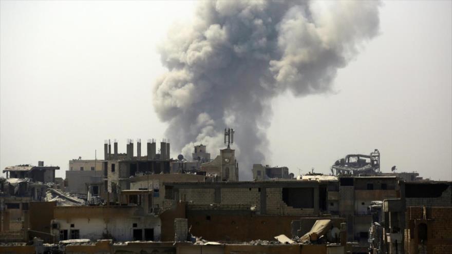 Columna de humo producida tras un bombardeo de la llamada coalición liderada por EE.UU. en Al-Raqa, Siria. 