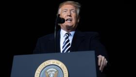 Trump ve una piedra como un rifle y ordena disparar a migrantes 