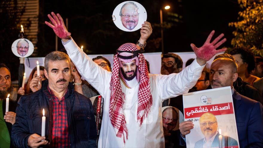 Manifestantes llevan fotos del príncipe heredero saudí y Jamal Khashoggi frente al consulado saudí en Estambul, 25 de octubre de 2018. (Foto: AFP).