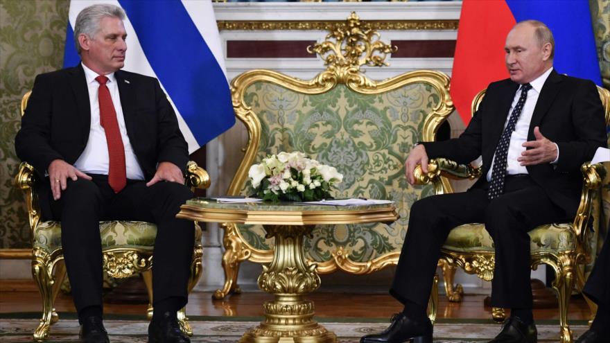 Vladimir Putin (dcha.), presidente de Rusia, y su homólogo cubano, Miguel Díaz-Canel, en Moscú, capital rusa, 2 de noviembre de 2018, (Foto: AFP)