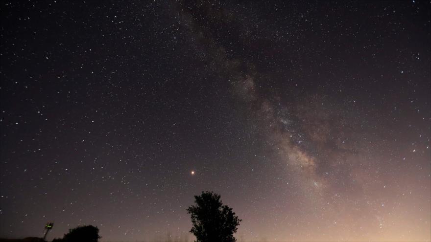 Las estrellas y la Vía Láctea en un cielo nocturno, 12 de agosto de 2018. (Foto: AFP)