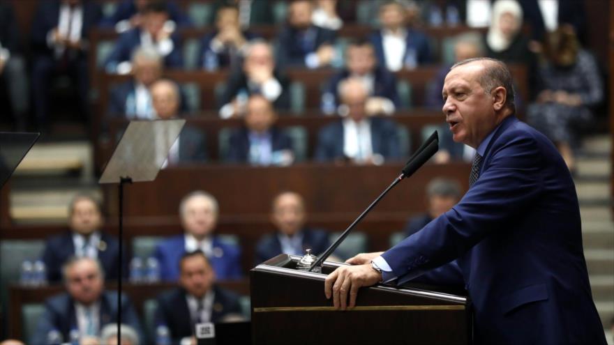 El presidente turco, Recep Tayyip Erdogan, habla durante una reunión parlamentaria del partido AKP en Ankara, 30 de octubre de 2018. (Foto: AFP).