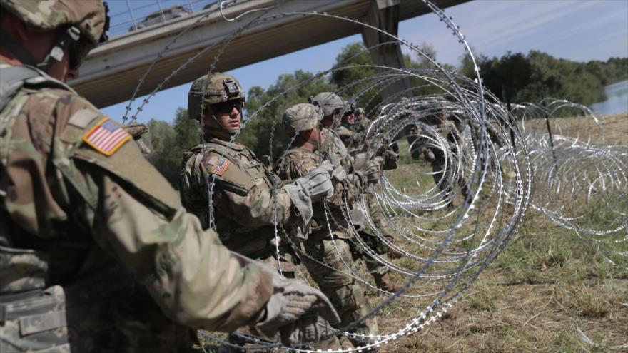 Soldados estadounidenses desplegados en las fronteras sureñas de EE.UU. instalan cables de protección a lo largo del Río Grande en la frontera con México, 2 de noviembre de 2018. (Fuente: AFP)