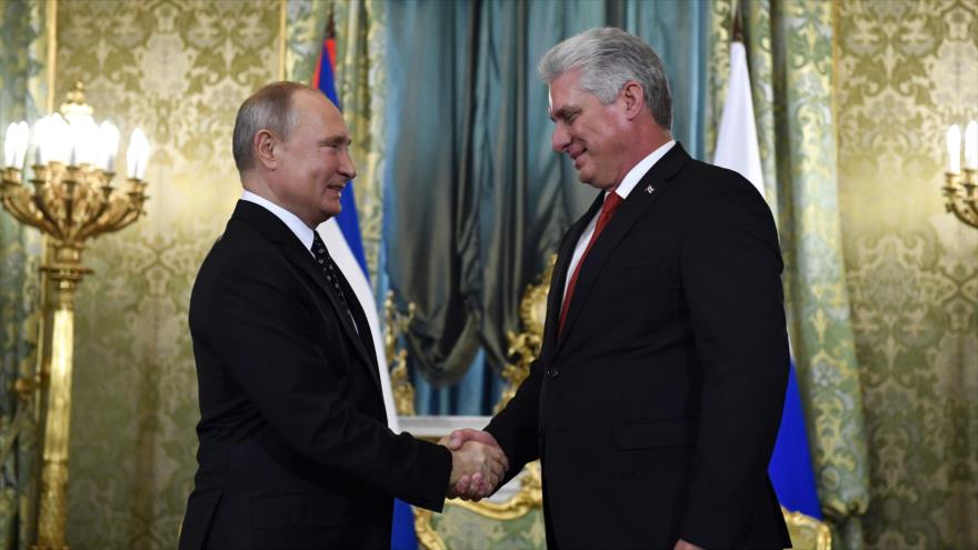 El presidente de Cuba, Miguel Díaz-Canel, (dcha.) saluda al presidente ruso, Vladimir Putin, Moscú, 2 de noviembre de 2018, (Fuente: AFP).