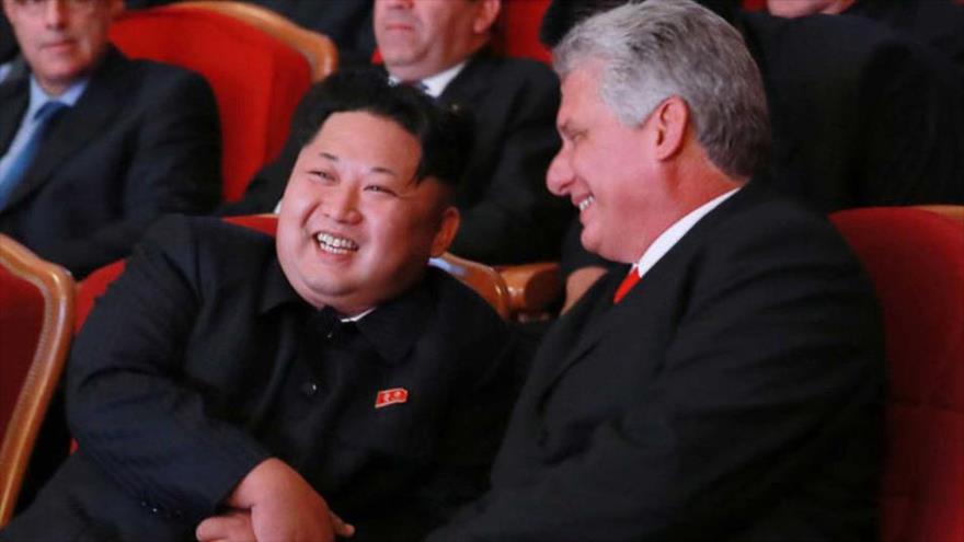 El presidente de Cuba, Miguel Díaz-Canel (dcha.) y su homólogo norcoreano, Kim Jong-un.