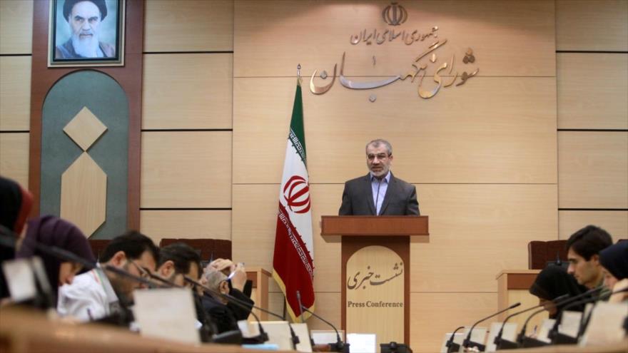 El portavoz del Consejo de Guardianes de Irán, Abás Ali Kadjodai, habla en una rueda de prensa en Teherán (capital).