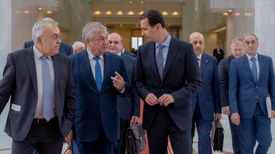 El presidente sirio, Bashar al-Asad, se reúne con una delegación encabezada por el enviado del presidente ruso, 4 de noviembre de 2018. (Foto: AFP)