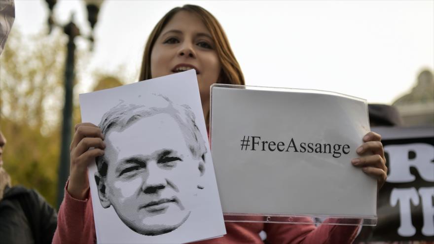 Madre de Julián Assange denuncia la “tortura” que vive su hijo | HISPANTV