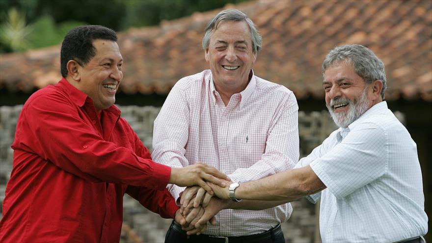 De izquierda a derecha, los expresidentes de Venezuela, Argentina y Brasil, Hugo Chávez, Néstor Kirchner, y Luis Inácio Lula da Silva, respectivamente.