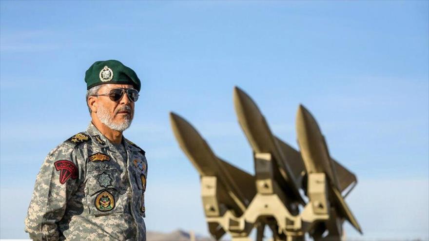 El coordinador adjunto del Ejército iraní, el contralmirante Habibolá Sayari, inaugura las maniobras militares de defensa aérea, 5 de noviembre de 2018.