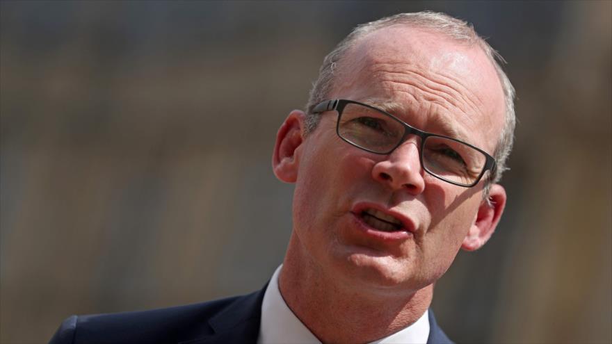 Ministro de Exteriores de la República de Irlanda, Simon Coveney, contesta a los periodistas en Londres, el Reino Unido, 25 de julio de 2018. (Foto: AFP)