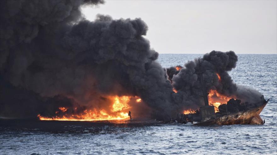 El petrolero iraní Sanchi en llamas frente a las costas del este de China, 14 de enero de 2018.