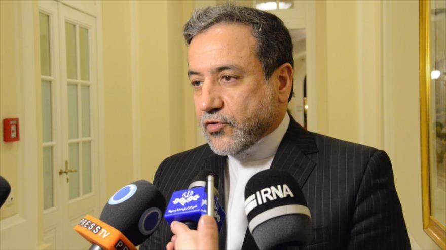 El vicecanciller iraní para Asuntos Políticos, Seyed Abás Araqchi, habla con periodistas.