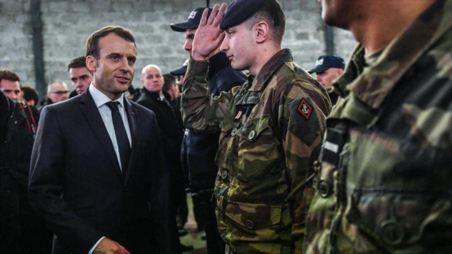 Presidente francés, Emmanuel Macron, visita soldados en una base.