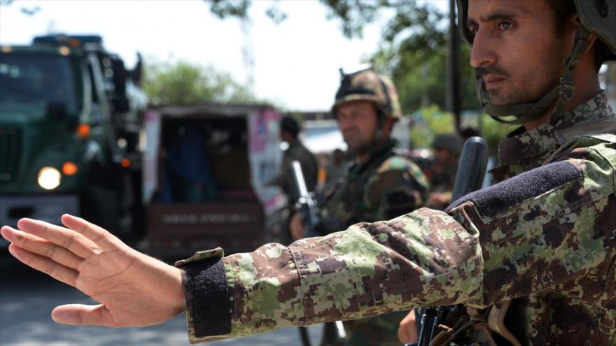 Soldados afganos controlan el tránsito de los vehículos en un puesto de control en Yalalabad (oeste), 1 de agosto de 2018. (Foto: AFP) 