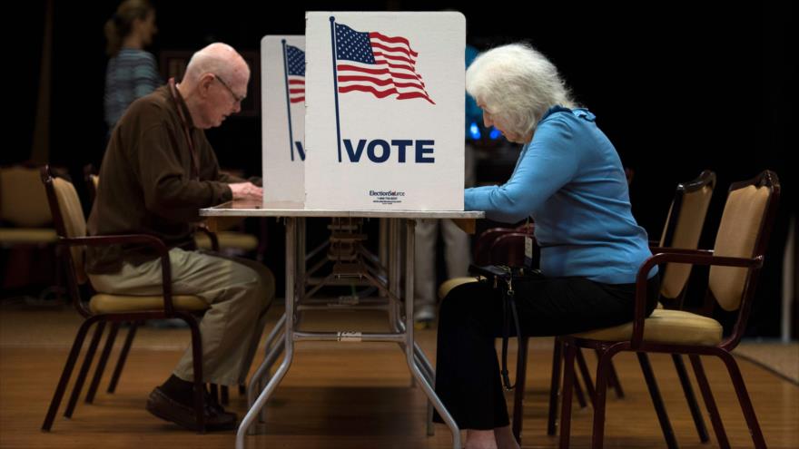 La gente vota en un colegio electoral en el Estado estadounidense de Virginia, 6 de noviembre de 2018. (Foto: AFP)