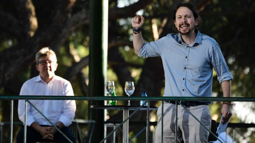 El líder del partido español Podemos, Pablo Iglesias (dcha.), pronuncia un discurso en Madrid, 2 de julio de 2018. (Foto: AFP)