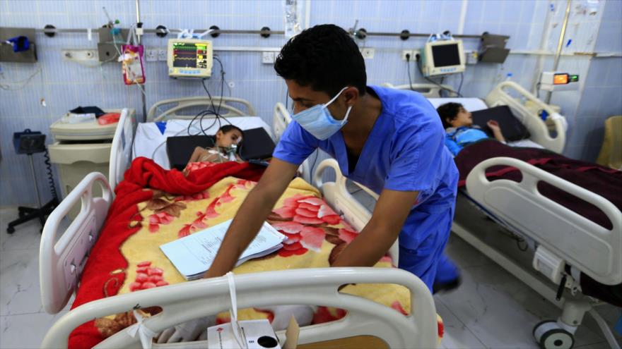 Un niño yemení que padece una infección por difteria recibe tratamiento en un hospital de Saná (capital), 31 de octubre de 2018. (Foto: AFP)