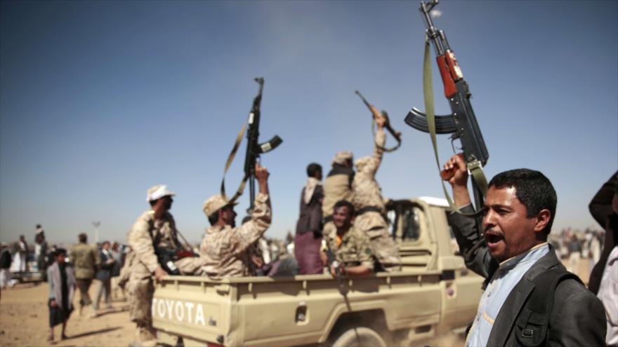 Combatientes del movimiento popular yemení Ansarolá en la ciudad de Saná, capital de Yemen.