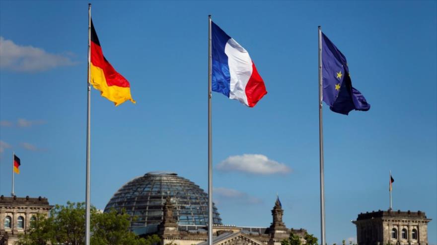 Las banderas de Alemania, Francia y la Unión Europea se ven frente el Ministerio de Exteriores alemán en Berlín, la capital.