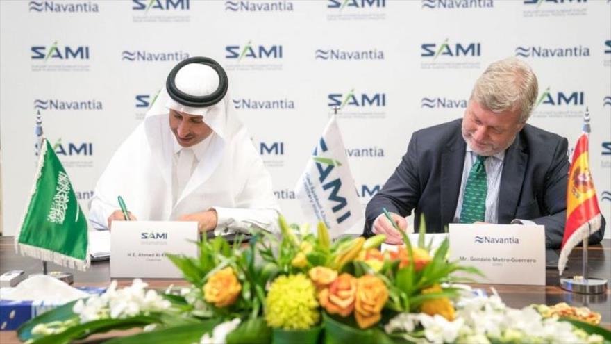 El representante de la empresa Navantia Gonzalo Mateo-Guerrero (dcha.) y Ahmed al-Khatib, jefe de la empresa saudí SAMI, 7 de noviembre de 2018.