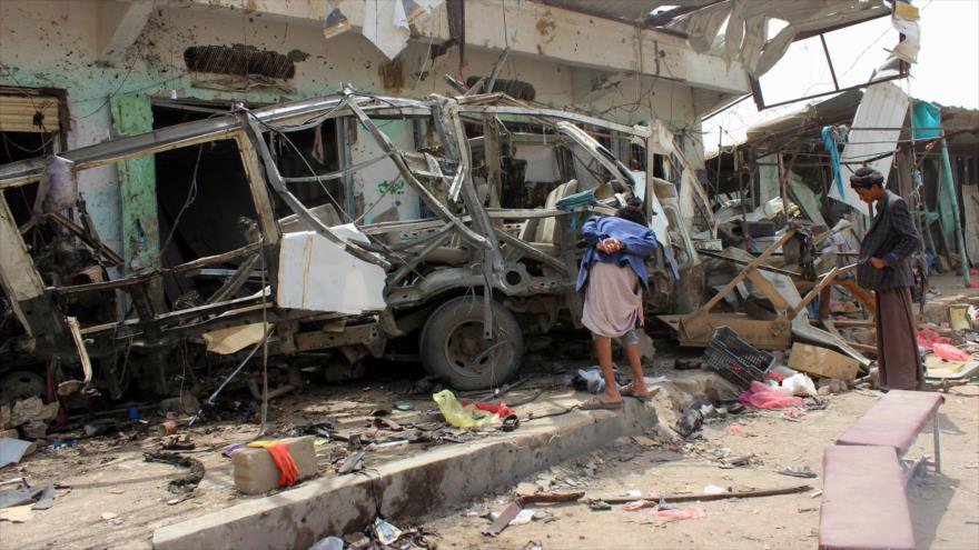 Yemeníes se reúnen en una zona atacada por la coalición saudí en Al-Dahyan, en la norteña provincia de Saada, 10 de agosto de 2018. (Foto: AFP)