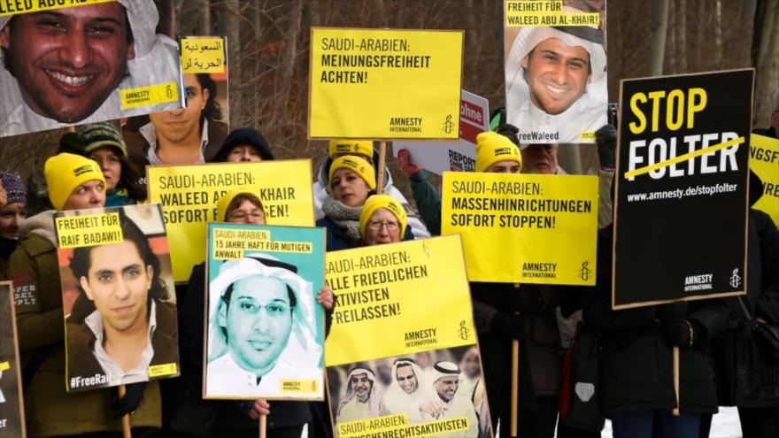 Miembros de Amnistía Internacional protestan en Berlín por la situación de los DD.HH. en Arabia Saudí, 8 de enero de 2016. (Foto: AFP)