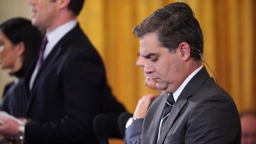 Reportero de CNN Jim Acosta en la Sala del Oriente de la Casa Blanca, espera al presidente de EE.UU., Donald Trump. 7 de noviembre de 2018. (Foto: AFP)