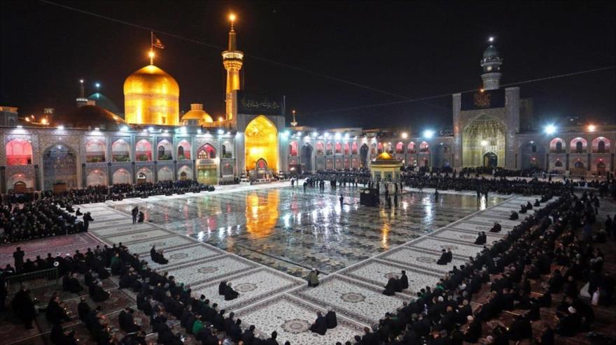 Musulmanes se congregan en el mausoleo del Imam Reza (la paz sea con él), octavo Imam de los chiíes en la ciudad de Mashad, 7 de noviembre de 2018.