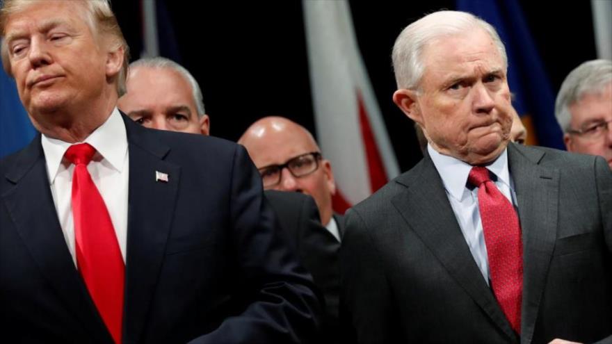 El presidente de EE.UU., Donald Trump, y el fiscal general, Jeff Sessions, en una ceremonia en Virginia, 15 de diciembre de 2017. (Foto: Reuters)