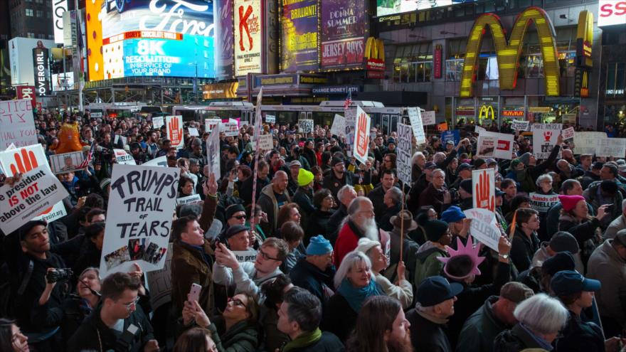 Masivas protesta en EEUU contra Trump y el despido de Sessions