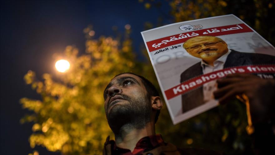 Un manifestante porta una imagen del periodista saudí Jamal Khashoggi fuera del consulado de Arabia Saudí en Estambul, 25 de octubre de 2018.