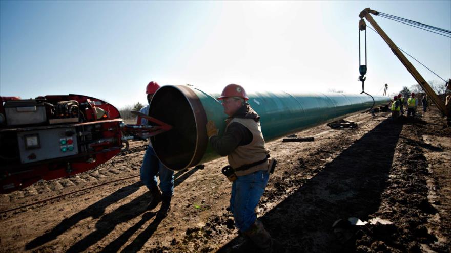 Obreros mueven parte de ducto que va a ser usado en proyecto de oleoducto Keystone XL en Oklahoma, EE.UU. 11 de marzo de 2013.