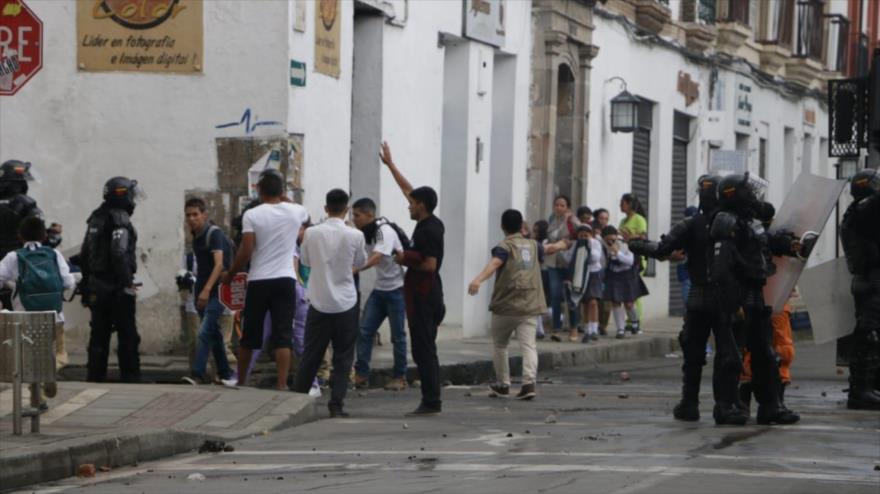 Policía reprime protestas estudiantiles contra políticas de Duque