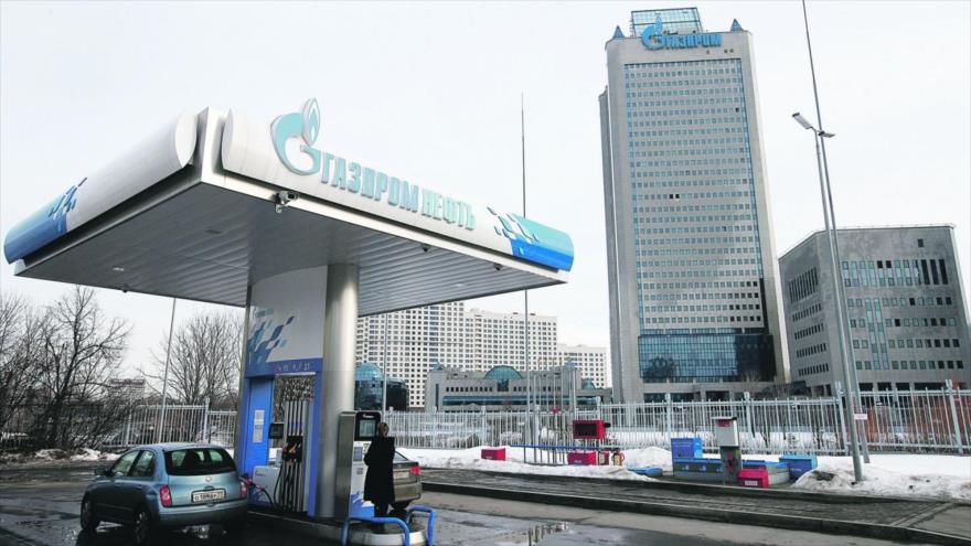 Una estación de repostaje de la empresa petrolera rusa Gazprom Neft en las inmediaciones de la sede principal de dicha compaña en Moscú, capital rusa.