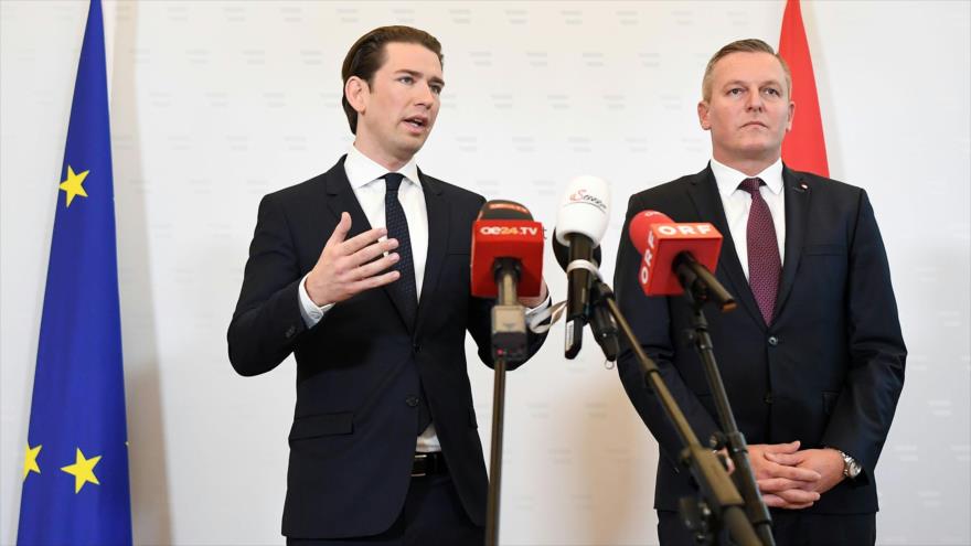El canciller de Austria, Sebastian Kurz, (izq.) y el ministro de Defensa, Mario Kunasek, Viena, 9 de noviembre de 2018. (Foto: AFP)