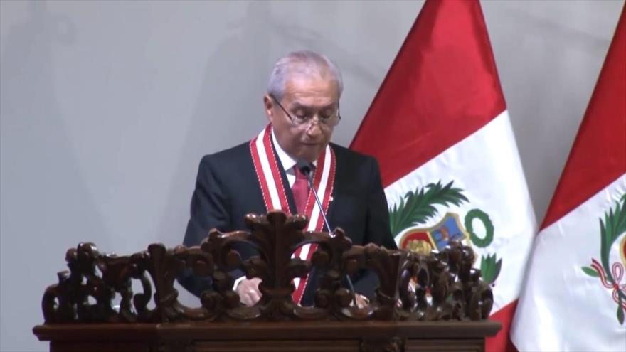 Pugna entre fiscales en Perú desata batalla política