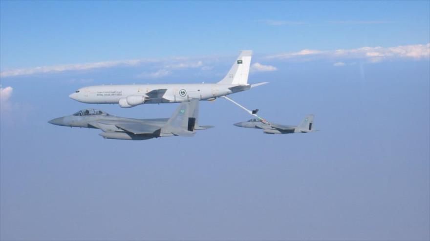 Un Boeing 707 reabastece combustible del avión de combate F-15 de Arabia Saudí.