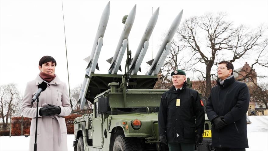 Ministra de Exteriores de Noruega, Ine Eriksen Soreide, habla delante del sistema de defensa antiaérea NASAMS de fabricación noruega.