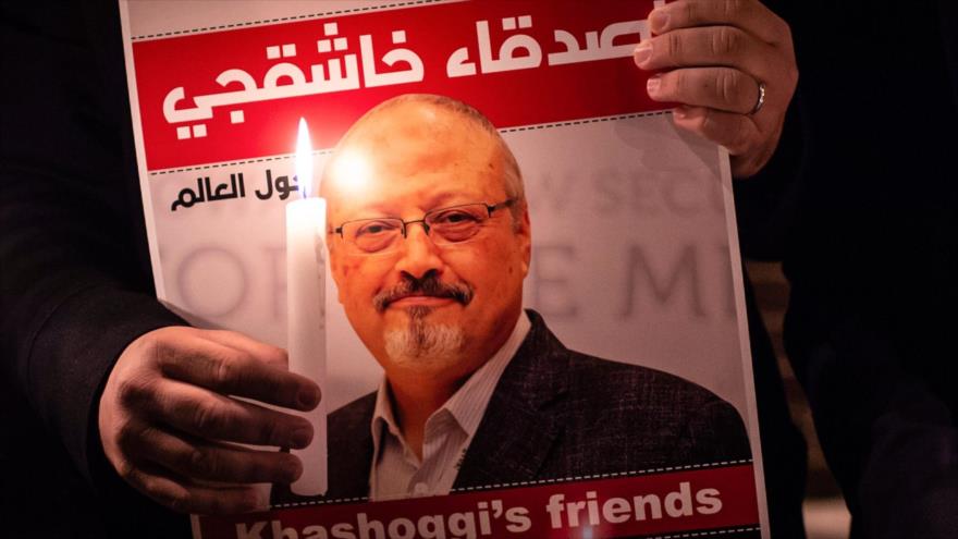 Los manifestantes turcos sostienen carteles con imágenes del periodista saudí Jamal Khashoggi, 25 de octubre de 2018. (Foto: AFP)