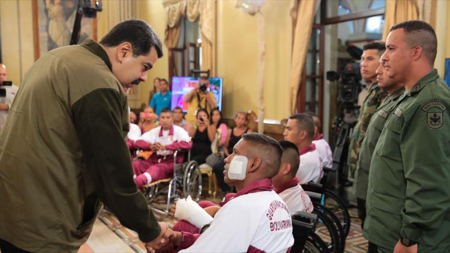 El presidente venezolano, Nicolás Maduro, condecora a soldados heridos por guerrilleros colombianos, 9 de noviembre de 2018. (Foto: AFP)
