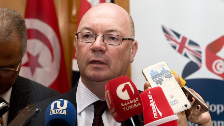 El vicecanciller británico, Alistair Burt, habla con la prensa en Túnez, 3 de agosto de 2017. (Foto: AFP)