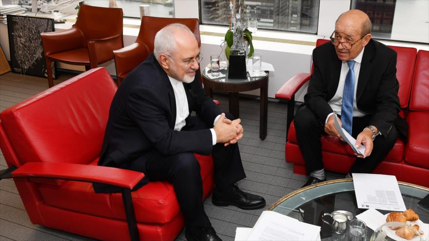 El canciller francés, Jean-Yves Le Drian (dcha.), se reúne con su par iraní, Mohamad Yavad Zarif, en Nueva York (EE.UU.), 24 de septiembre de 2018. (Foto: AFP)