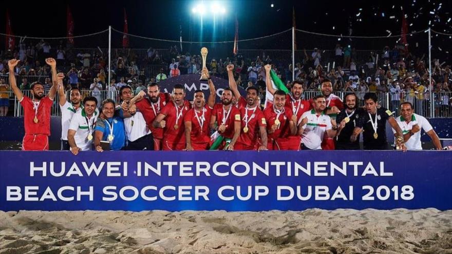 La selección nacional de Irán de fútbol playa se corona campeona de la Copa Intercontinental, Dubái, 10 de noviembre de 2018.