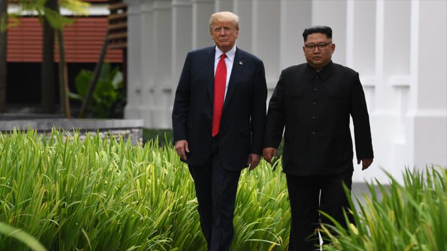 El presidente de EE.UU., Donald Trump (izda.), y el líder norcoreano, Kim Jong-un, Singapur, 11 de junio de 2018.