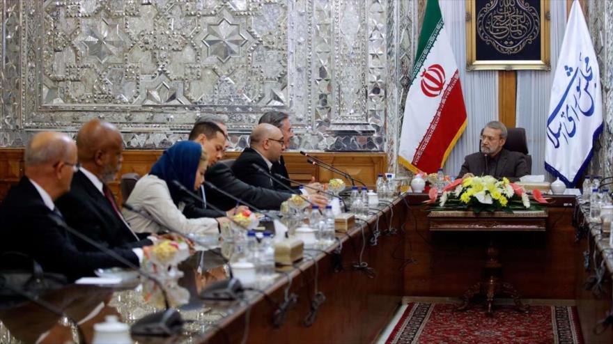 El presidente del Parlamento de Irán, Ali Lariyani, (dcha.) se reúne con una delegación parlamentaria brasileña, 10 de noviembre de 2018. (Foto: IRNA).