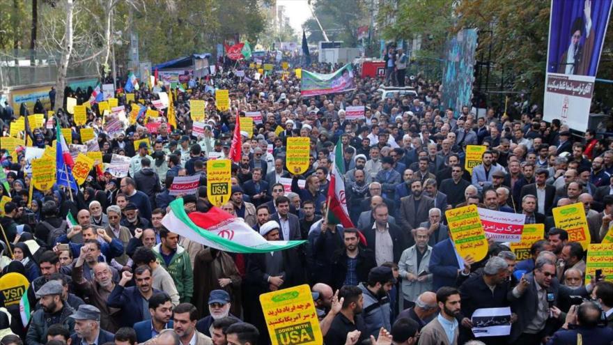 Ciudadanos iraníes marchan para conmemorar el 39.º aniversario de la toma de la embajada de EE.UU. en Teherán, 4 de noviembre de 2018. (Foto: IRNA)
